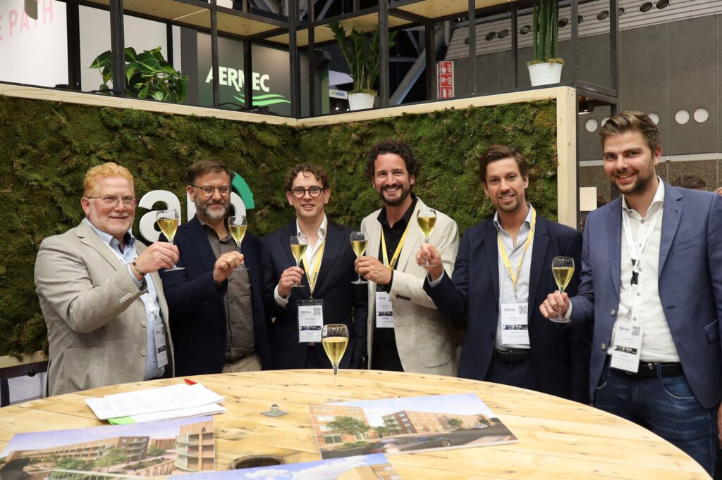 Ondertekening-Samenwerkingsovereenkomst-Stadgenoot-en-Janssen-de-Jong-Bouw-scaled