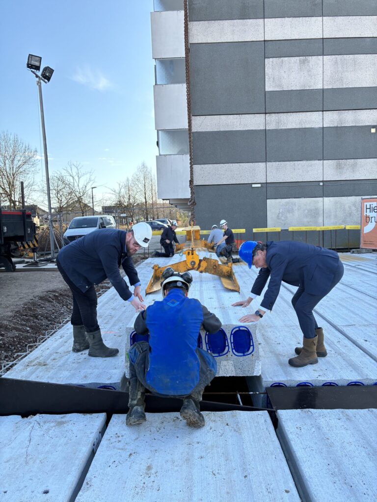Startsein-bouw-DekaMarkt-en-28-appartementen-Winterswijk-Oost-3-scaled