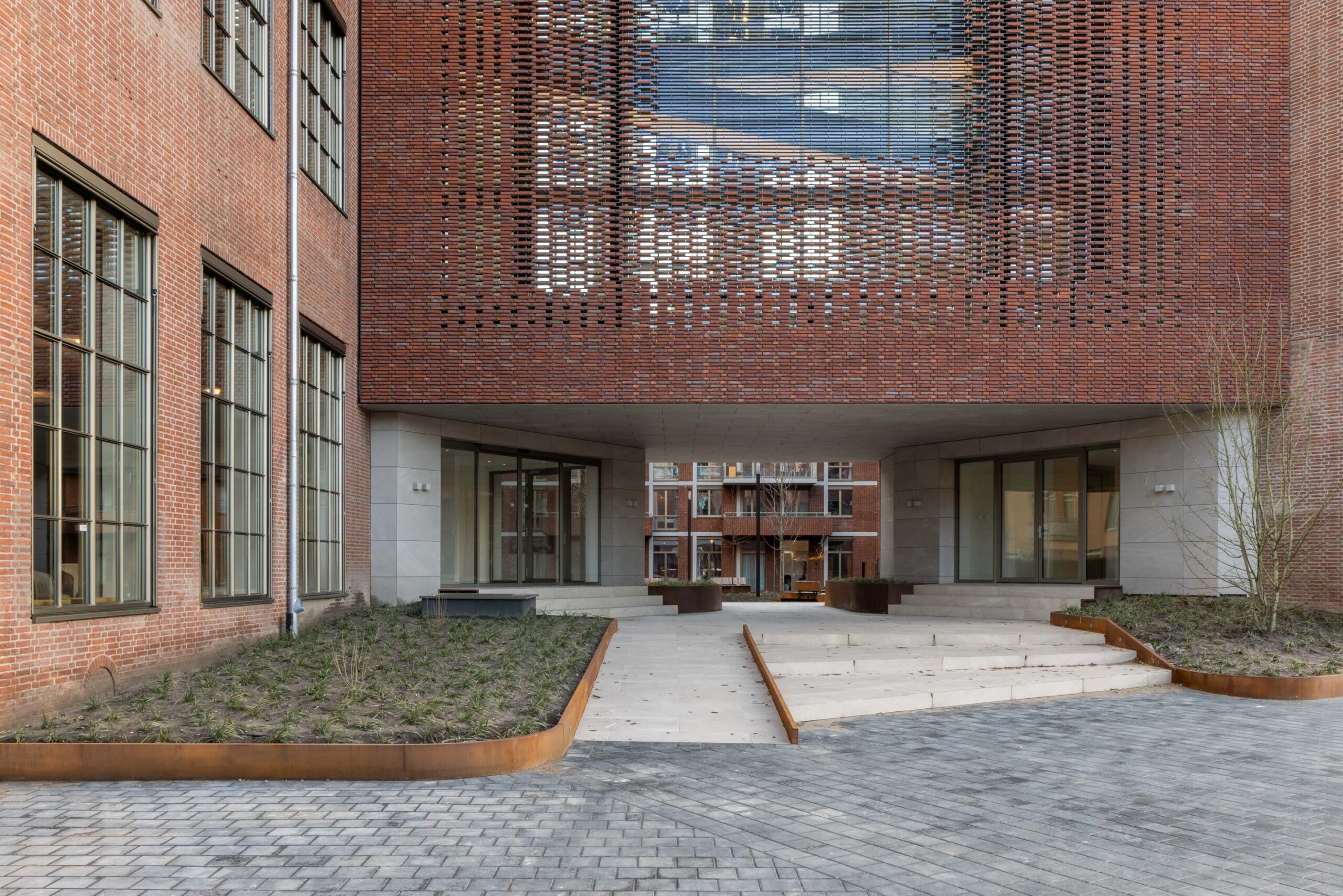 VOSS-ARCHITECTURE_L-FOUNDERS-OF-LOYALTY_EXTERIOR-4422-LR-scaled